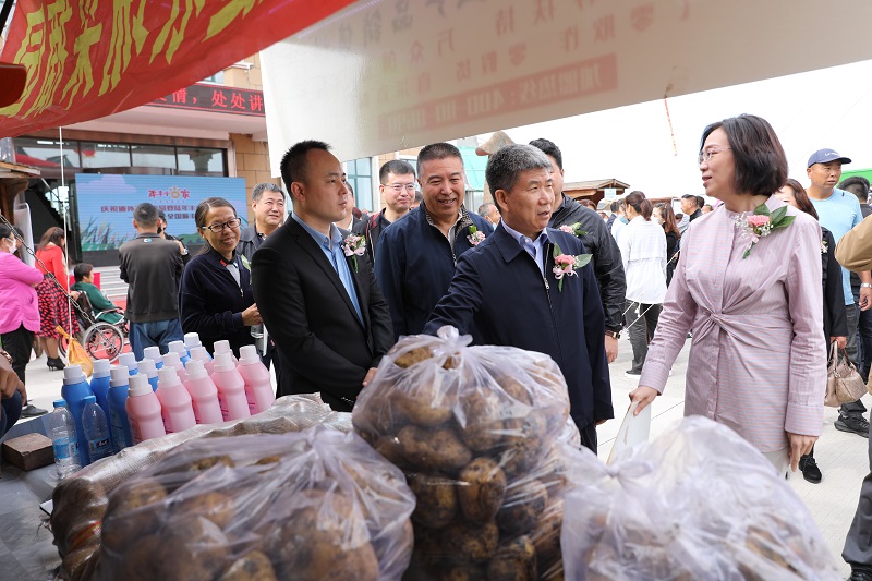 道外区委书记关世勋（右二）在沿江湿地丰收节启动仪式现场 供图道外区委宣传部